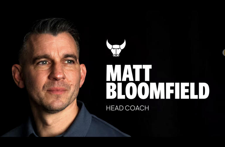 Matt Bloomfield menjadi pelatih baru Oxford United